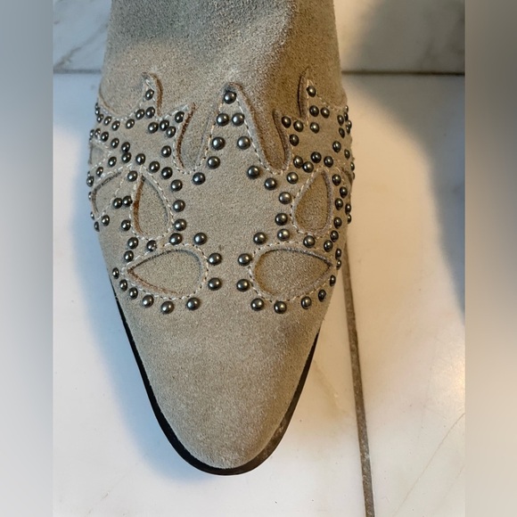 Amuse Society x Matisse, 7, khaki stone light brown studded suede ankle boot EUC - Picture 4 of 11